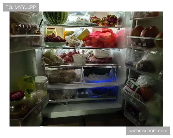 李月汝冰箱里全是水果,训练完还能笑着吃零食,普通人咋可能这样活? 李月汝冰箱里全是水果,训练完还能笑着吃零食,普通人咋可能这样活?